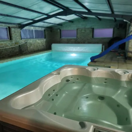 Manola Avec Piscine Couverte A 150m Casa rural *